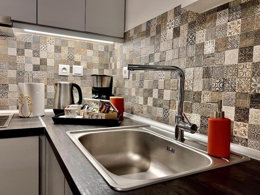 Lovely 1-Bedroom 2 Minutes From Beach Αθήνα Εξωτερικό φωτογραφία