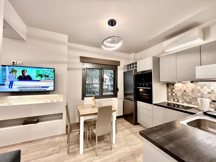 Lovely 1-Bedroom 2 Minutes From Beach Αθήνα Εξωτερικό φωτογραφία