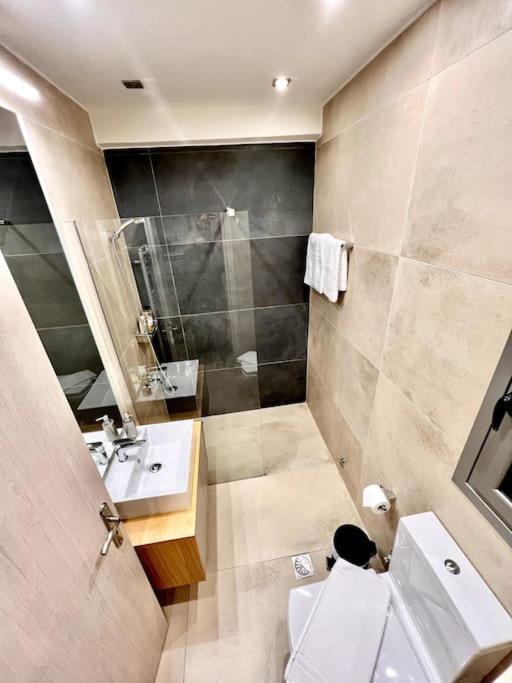 Lovely 1-Bedroom 2 Minutes From Beach Αθήνα Εξωτερικό φωτογραφία