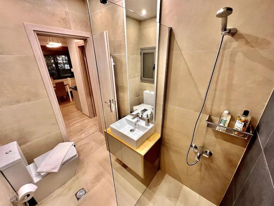 Lovely 1-Bedroom 2 Minutes From Beach Αθήνα Εξωτερικό φωτογραφία