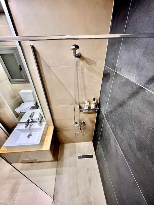 Lovely 1-Bedroom 2 Minutes From Beach Αθήνα Εξωτερικό φωτογραφία